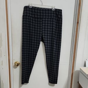 Feathers Black and Gray Patterned Leggings